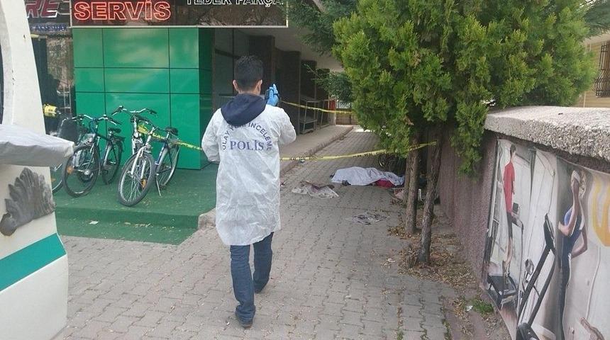 Cam Silerken Pencereden D&uuml;şen Kadın Hayatını Kaybetti