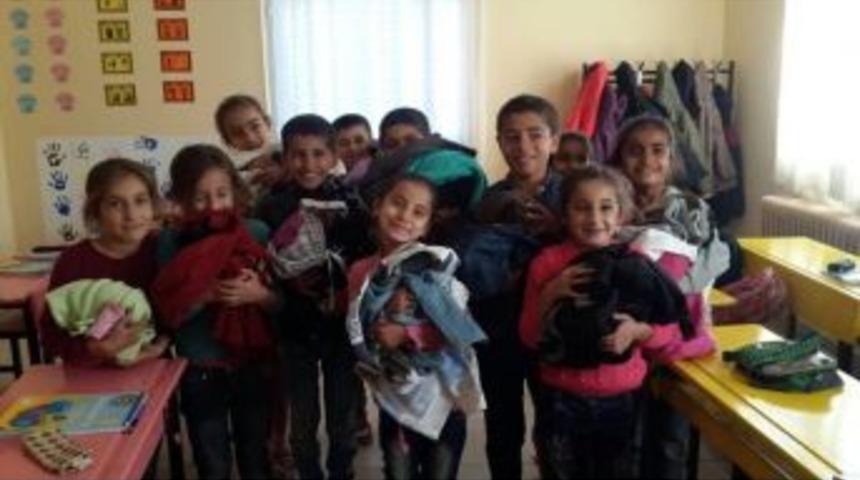 &Ccedil;eşmeli &Ouml;ğrenciler, Şırnaklı &Ccedil;ocukları Sevindirdi