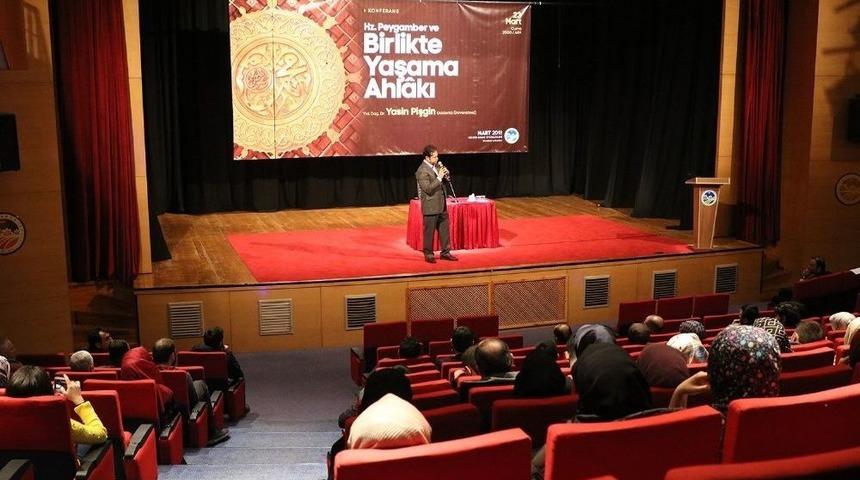 Hz. Peygamber İle Birlikte Yaşama Ahlakı Akm&rsquo;de Konuşuldu