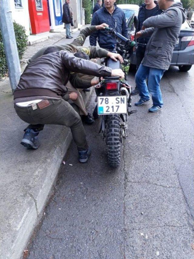 Devrilen Motosiklet Otomobilin Altına Girdi: 1 Yaralı