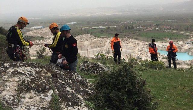 Honaz’da Kayalıklarda Mahsur Kalan Keçi Halatla Kurtarıldı