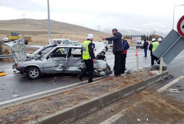 Niğde’de İki Otomobil Çarpıştı: 1’i Ağır 3 Yaralı