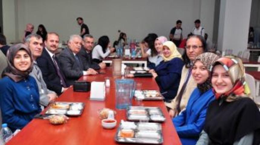 Rekt&ouml;r Şeker, İlk İftarı &Ouml;ğrencilerle Yaptı