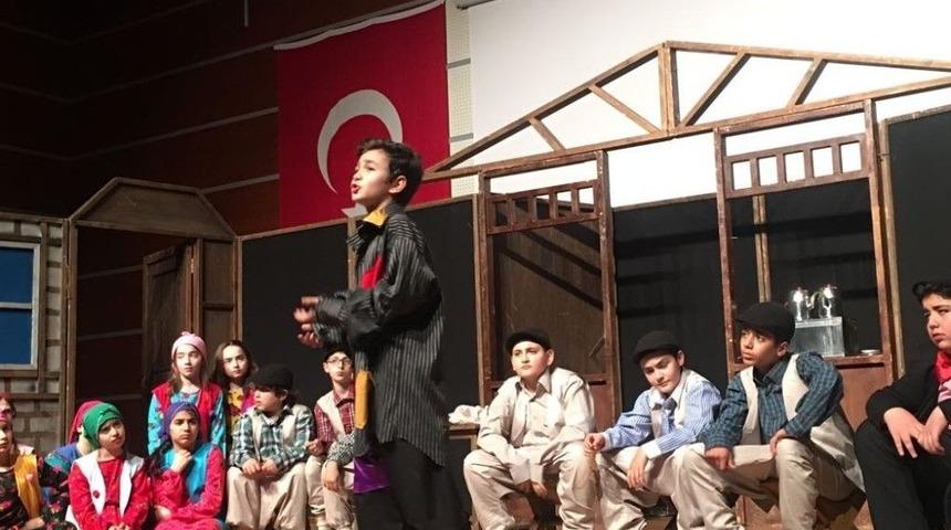 Ted&rsquo;li &Ouml;ğrenciler Komşu K&ouml;y&uuml;n Delisi&rsquo;ni Sahneledi