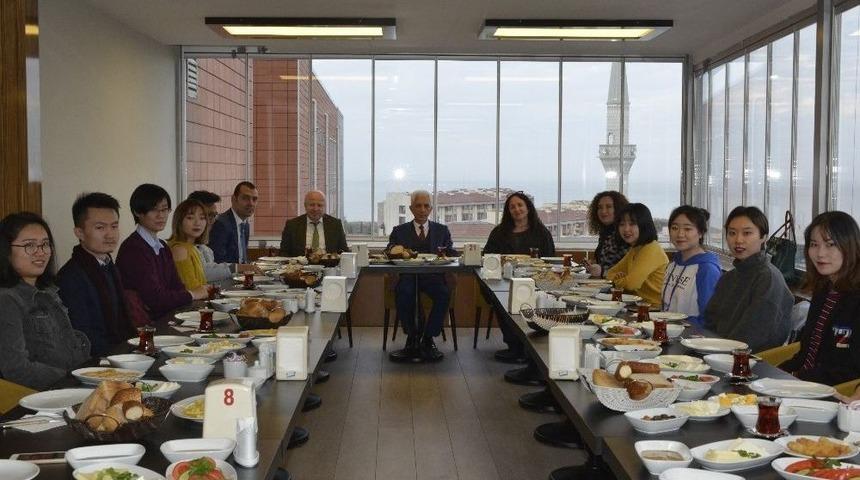 Azar, &Ccedil;inli &Ouml;ğrencilerle Kahvaltıda Bir Araya Geldi