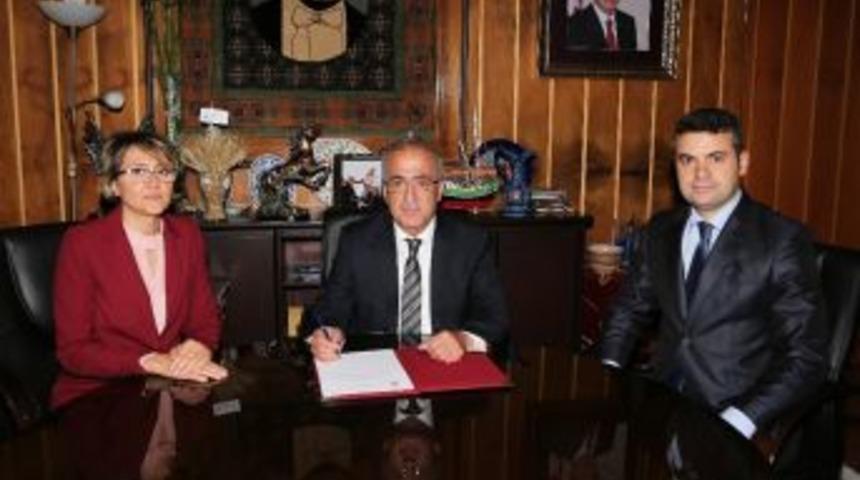 Rekt&ouml;r &Ccedil;omaklı Ab Projesinin S&ouml;zleşme Metnini İmzaladı