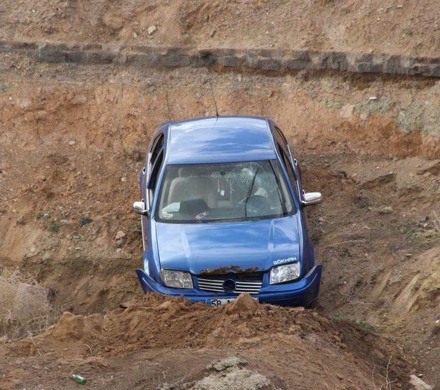 Otomobil Yüksek Hızlı Tren İnşaatına Uçtu: 3 Yaralı