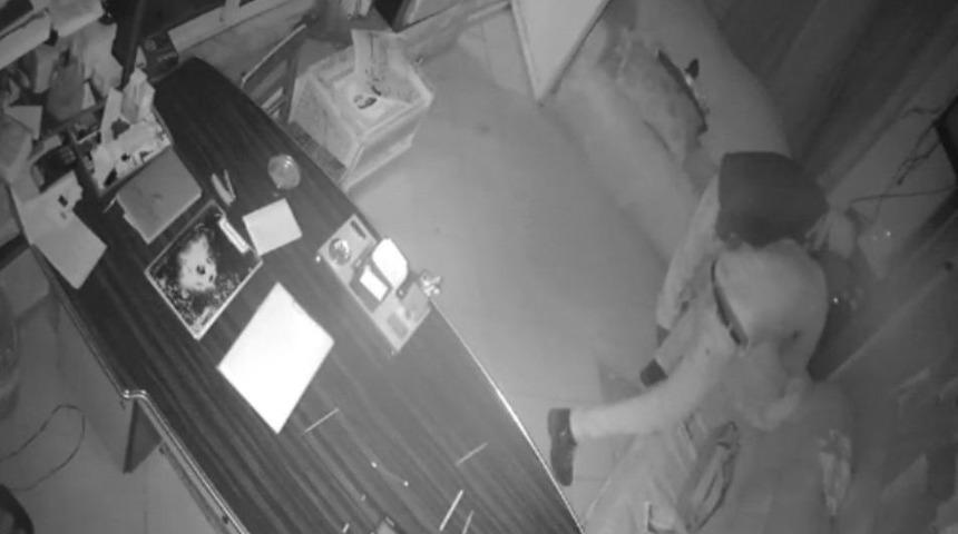 Hırsızlar &Ouml;nce G&uuml;venlik Kamerasına Sonra Polise Yakalandı