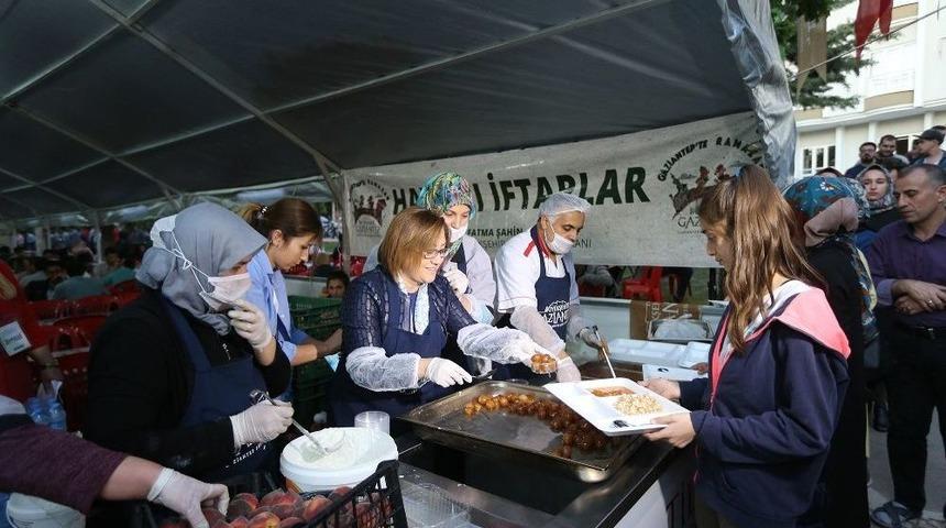 Fatma Şahin, İlk Orucunu İftar Çadırında Açtı