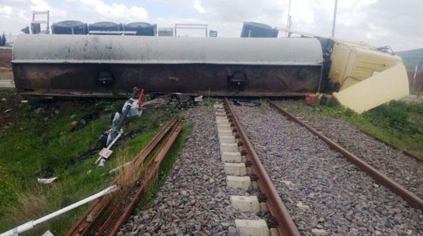Asfalt Y&uuml;kl&uuml; Tanker Tren Raylarına Devrildi