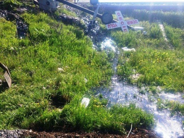 Asfalt Yüklü Tanker Tren Raylarına Devrildi