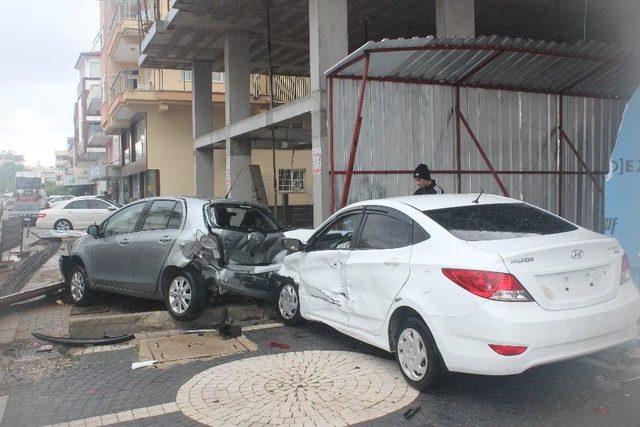 Manavgat’ta 3 Aracın Hurdaya Döndüğü Kazada Kimsenin Burnu Bile Kanamadı