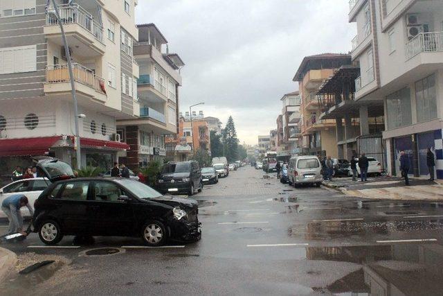 Manavgat’ta 3 Aracın Hurdaya Döndüğü Kazada Kimsenin Burnu Bile Kanamadı