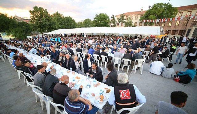 Başkan Gürkan İlk İftarını Vatandaşlarla Birlikte Açtı