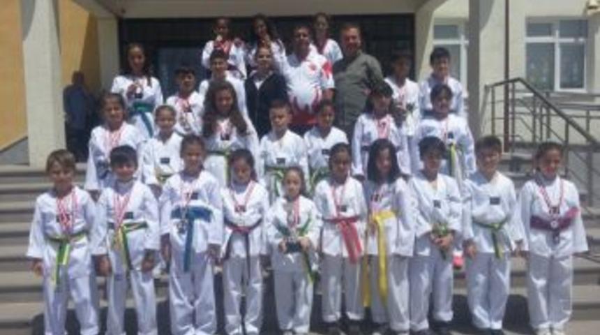 Miniklerin Tekvandoda Birincilik Heyecanı