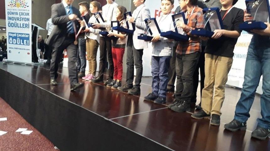 Manisa Birincisi &Ouml;ğrenci &Ouml;d&uuml;l&uuml;n&uuml; İstanbul&rsquo;da Aldı