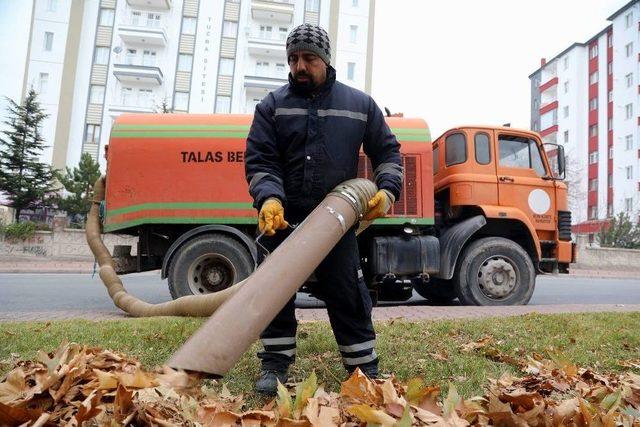 Talas Belediyesi Ekipleri Kuru Yaprakları Gübreye Dönüştürüyor