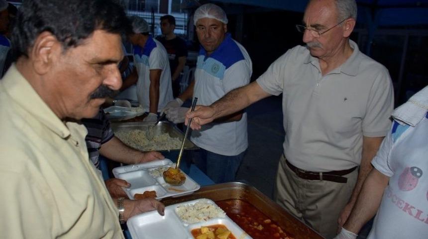 İncirliova&rsquo;da 25 Bin Kişiye İftar Yemeği