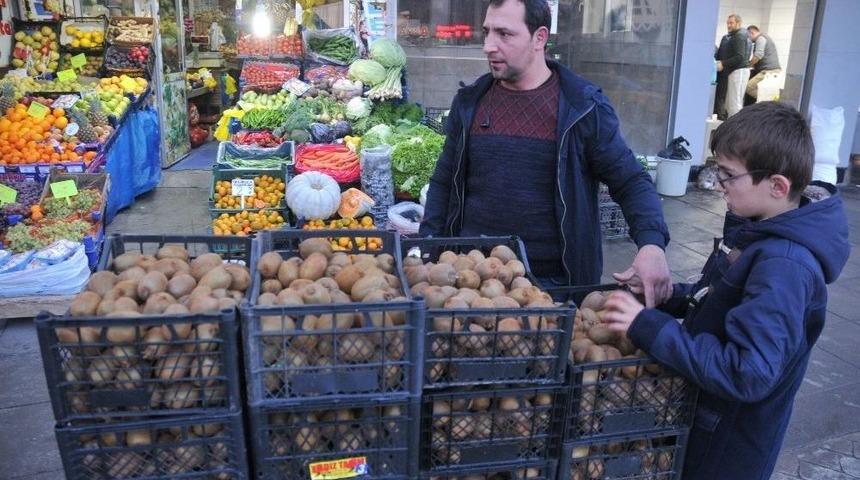 Ak&ccedil;akoca&rsquo;da Pazarda Yerli Kivi Ve Mandalina Bolluğu