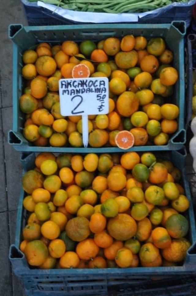 Ak&ccedil;akoca&rsquo;da Pazarda Yerli Kivi Ve Mandalina Bolluğu 2