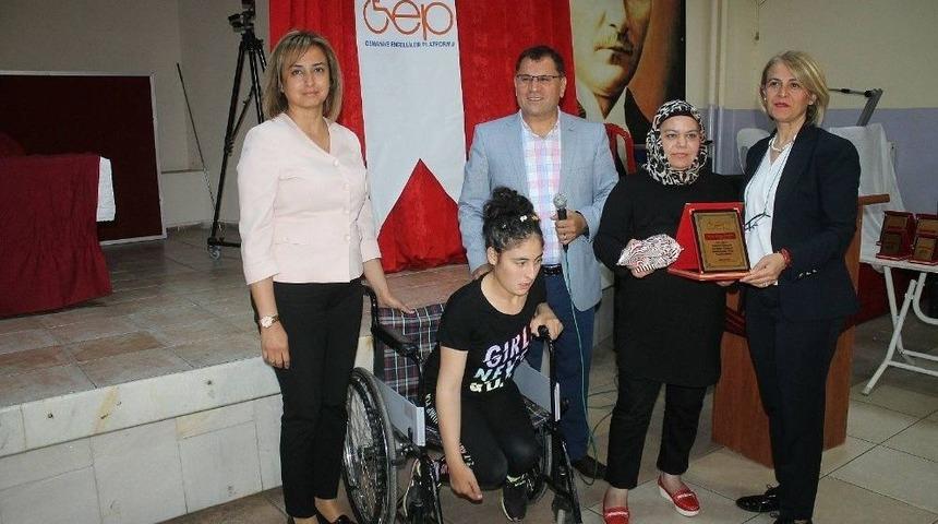 Engellilere Tekerlekli Sandalye, Yılın Engelli Annesine Plaket Verildi