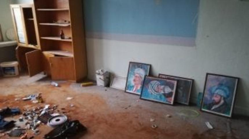 Metruk Okul Binasındaki Posterlere İnceleme