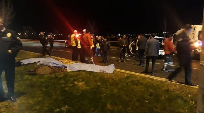 Otomobil Ve Ambulans &Ccedil;arpıştı: 5 &Ouml;l&uuml; 2 Yaralı