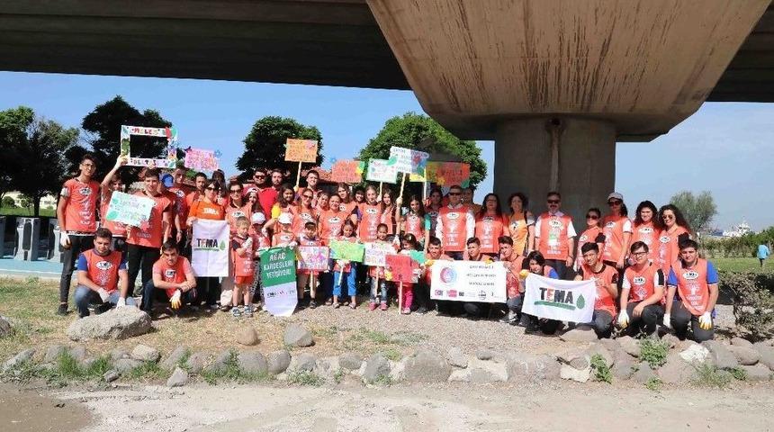 Bayraklılı &Ouml;ğrencilerden &Ccedil;evre Temizliği