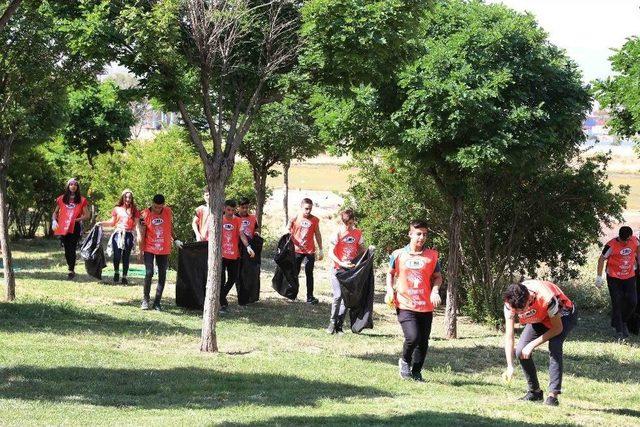 Bayraklılı Öğrencilerden Çevre Temizliği