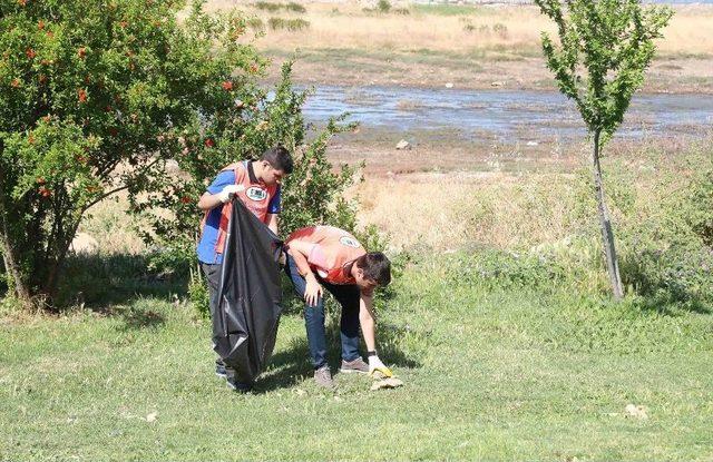 Bayraklılı Öğrencilerden Çevre Temizliği