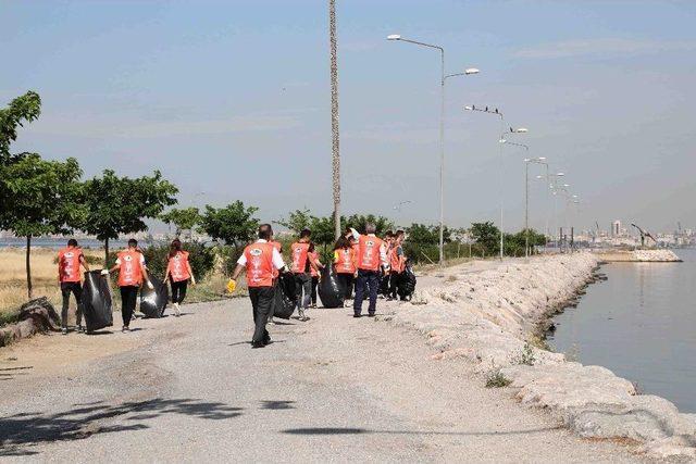 Bayraklılı Öğrencilerden Çevre Temizliği