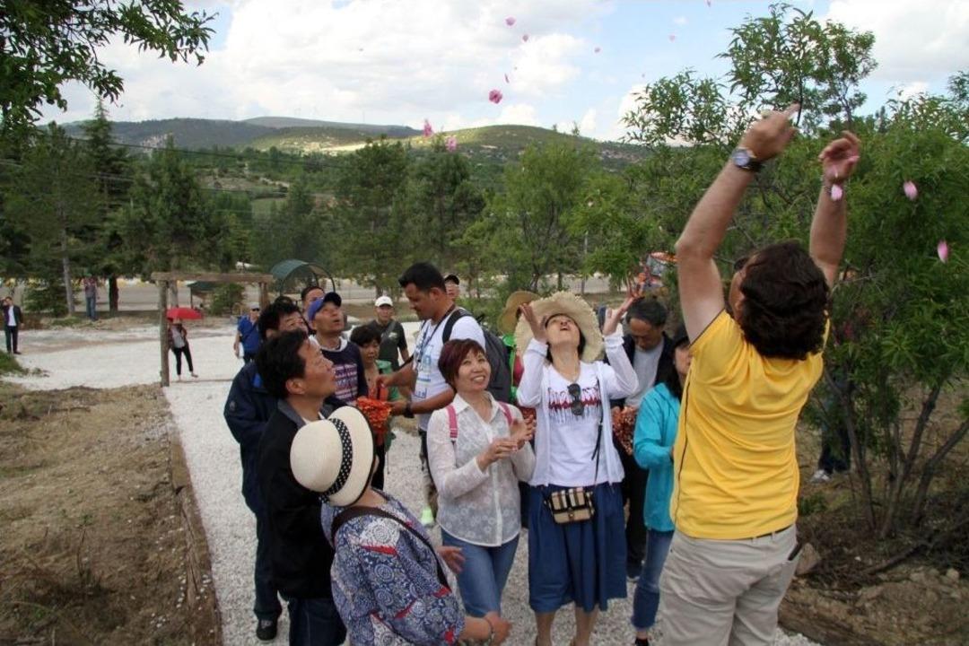 G&uuml;neykent G&uuml;l Bah&ccedil;eleriyle N&uuml;fusunun 10 Katı Turist &Ccedil;ekti