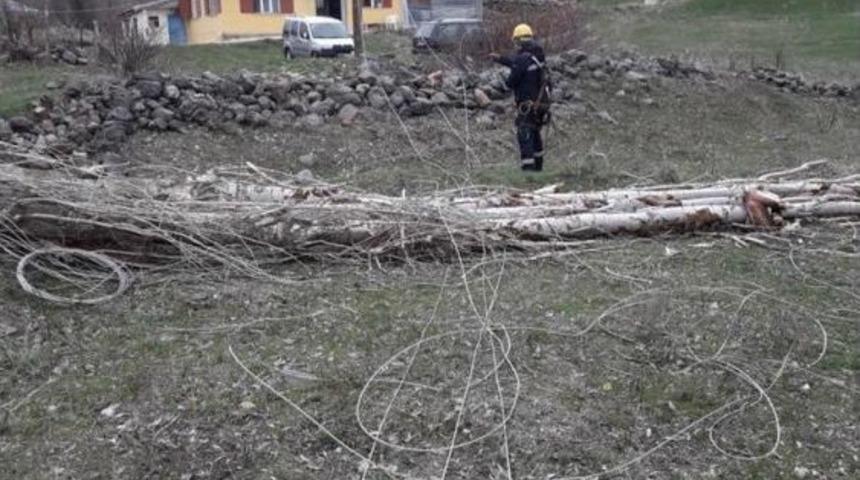 Fırtınalı Havada Y&uuml;ksek Gerilim Hattındaki Elektrik Arızası Giderildi.
