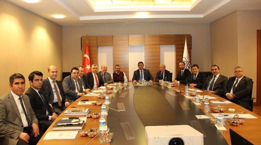 Tekstil Vazge&ccedil;ilmezler Arasındaki Yerini Koruyor