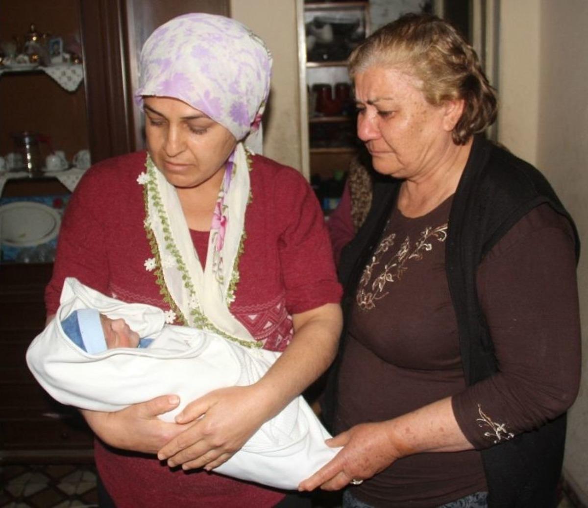 &Ccedil;&ouml;plerin Arasında Bulunan Yeni Doğmuş Bebek Mahalleliyi Ağlattı