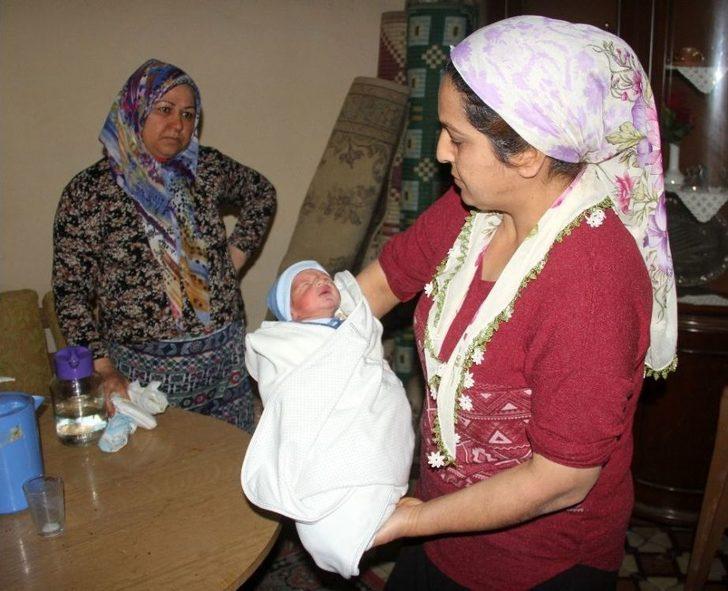 Çöplerin Arasında Bulunan Yeni Doğmuş Bebek Mahalleliyi Ağlattı G1
