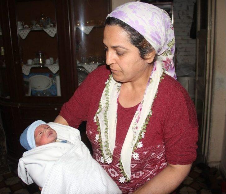 Çöplerin Arasında Bulunan Yeni Doğmuş Bebek Mahalleliyi Ağlattı G2