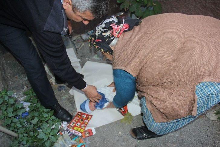 Çöplerin Arasında Bulunan Yeni Doğmuş Bebek Mahalleliyi Ağlattı G5