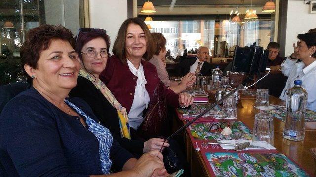 Emekli &Ouml;ğretmenler Yemekte Bir Araya Geldi 1