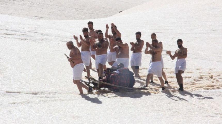 2 Bin 600 Rakımda Kar Banyosu