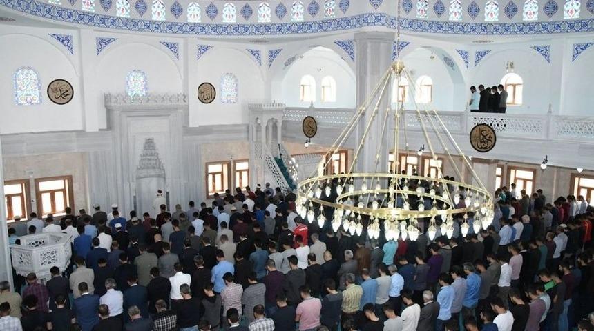 Üniversite Cami İbadete Açıldı