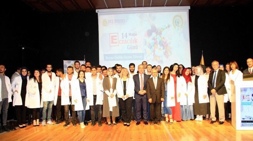 Eczacılık Fakültesi Öğrencileri, Eczacılık Gününde Beyaz Önlüklerini Giydi