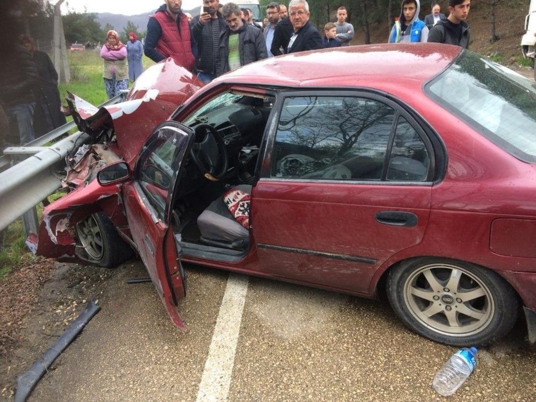 Tırla Otomobil &Ccedil;arpıştı: 3 Yaralı