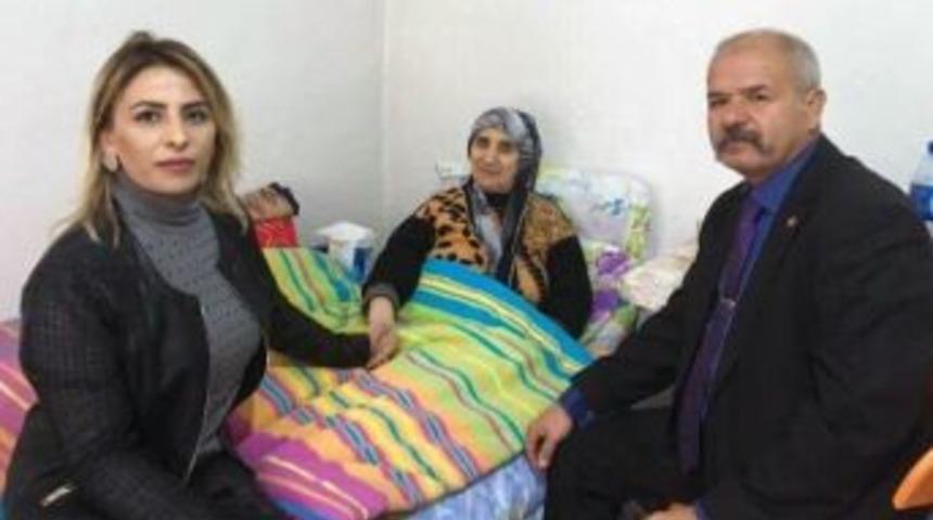 Dernekten Yaşlı Kadına Yardım