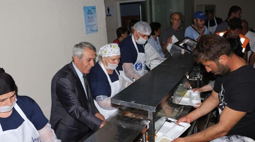 Kuşadası Belediyesi&rsquo;nden İftar Yemeği