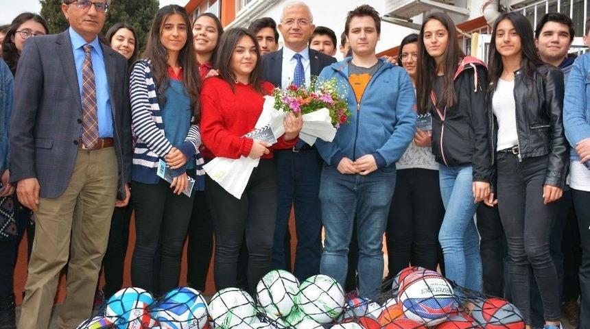 Başkan G&ouml;rmez&rsquo;den Liselere Malzeme Desteği