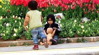 Suriyeli Çocukların Çöpten Çıkan oyuncak Bebek Sevinci