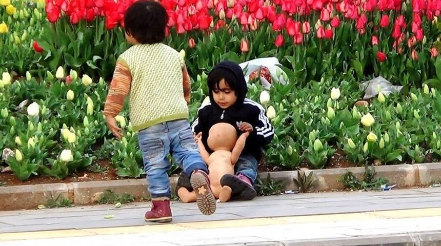 Suriyeli Çocukların Çöpten Çıkan "oyuncak Bebek" Sevinci