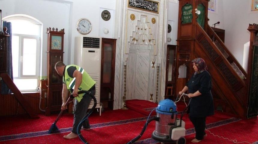 Edremit&rsquo;te Camiler Temizleniyor