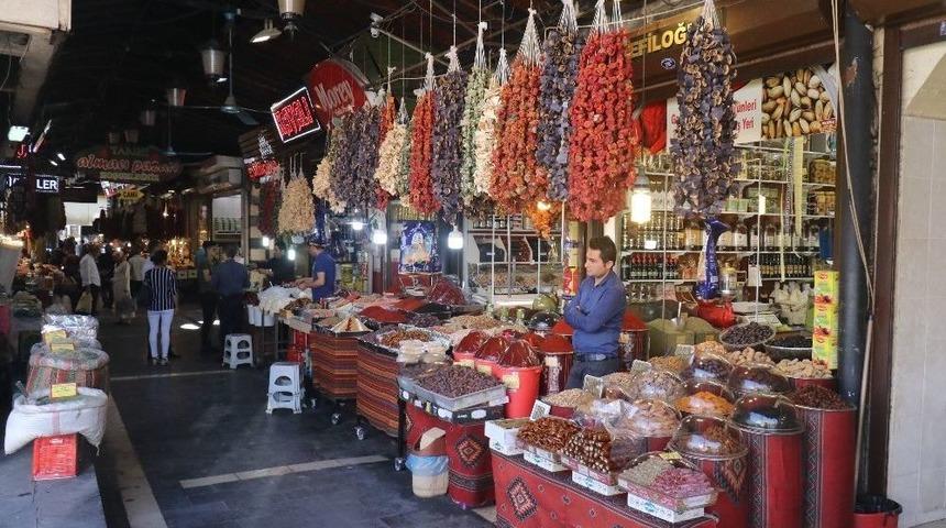 Aşırı Yoğun Olan &Ccedil;arşı Pazarlar Bir Anda Sessizliğe B&uuml;r&uuml;nd&uuml;